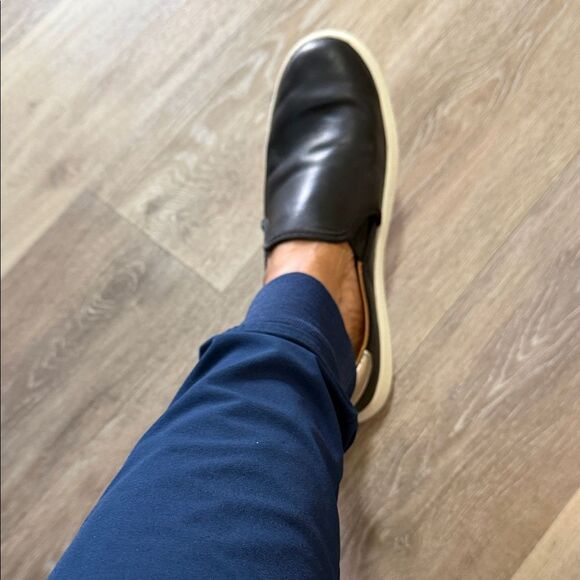 UGG Women’s Black Leather Slip-Ons Size 7.5 - Picture 8 of 8